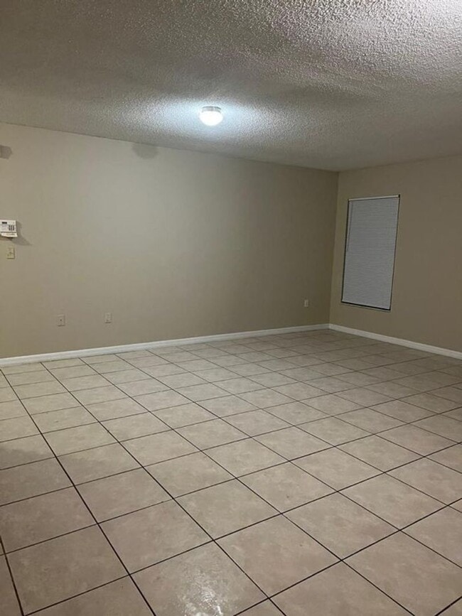Building Photo - 605 Estrada Ln