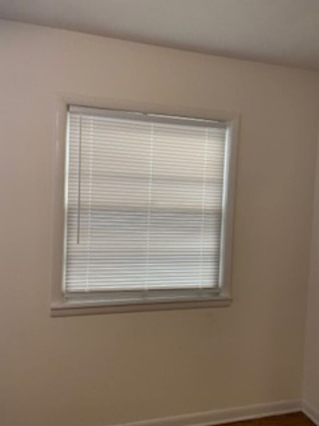 Building Photo - 3 Bed, 1 1/2 Bath, 1 Car Garage, Fenced Yard!