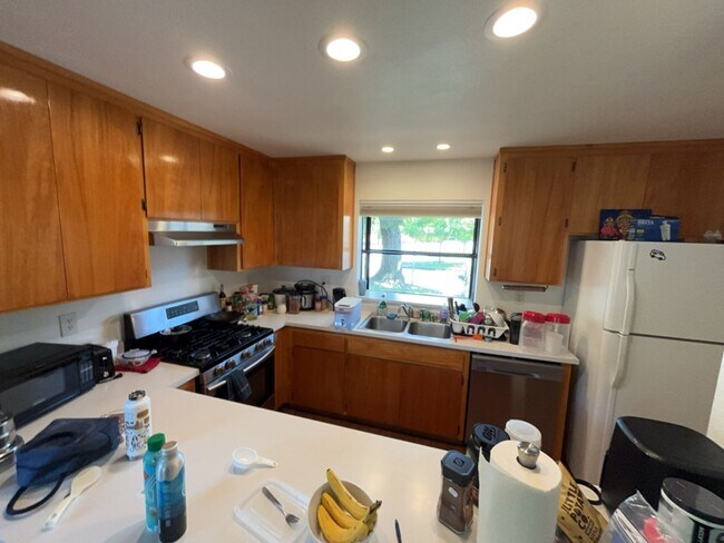 Building Photo - 3 bedroom North Davis townhome available f...
