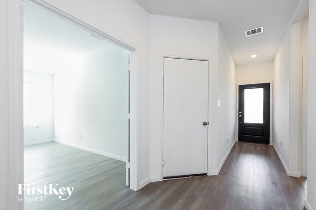 Building Photo - 10719 Vinateros Dr