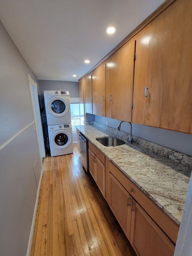 Building Photo - 386 Rimmon St