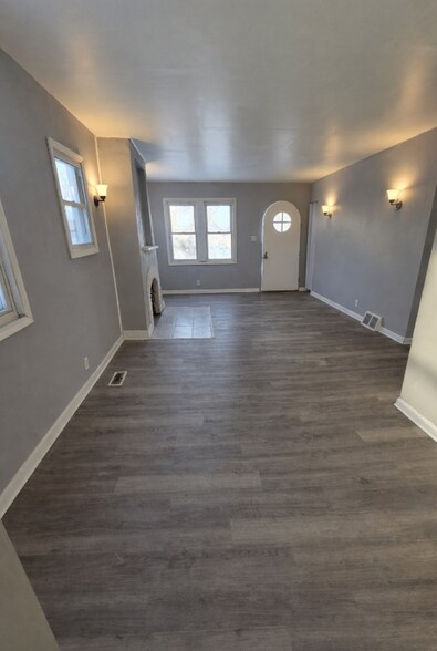 Building Photo - 722 Frank St