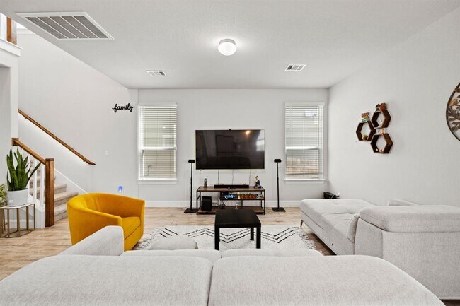 Building Photo - 129 Stone Cyn Dr