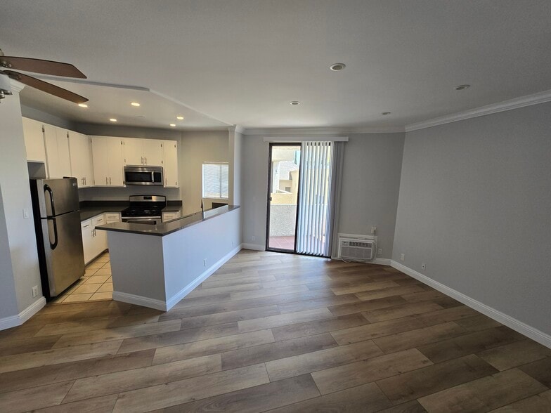 Building Photo - 2107 N Beachwood Dr