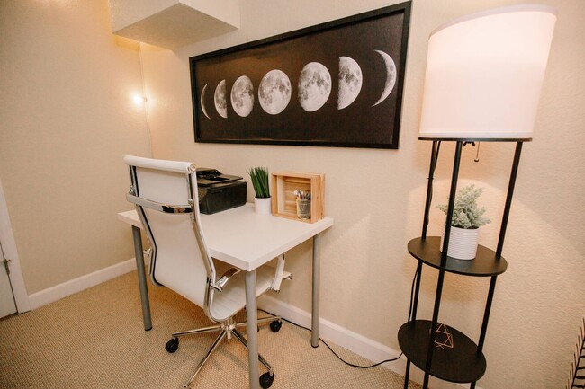 Building Photo - Charming 5-Bedroom Home in Club Crest