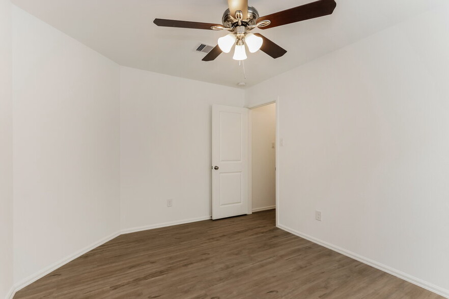 Building Photo - 1731 Sahara Dr