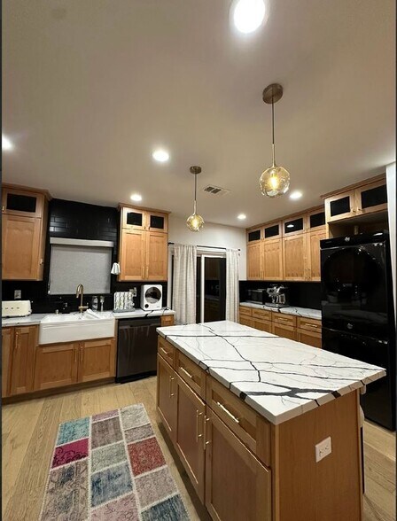 Building Photo - 5125 Rockland Ave