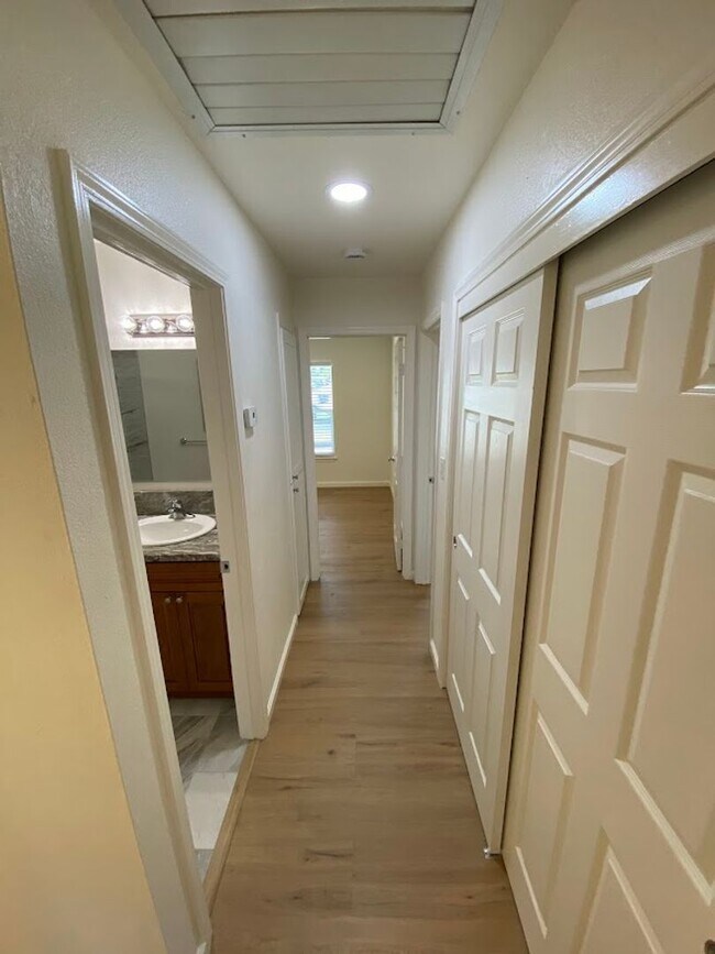 Building Photo - Renovated 3 Bed 1 Bath Home near Bradshaw and highway 50 in Rancho Cordova