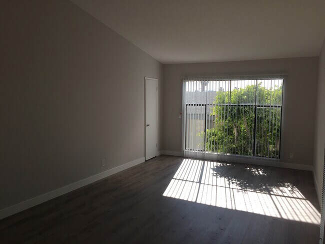 Building Photo - 3400 Club Dr