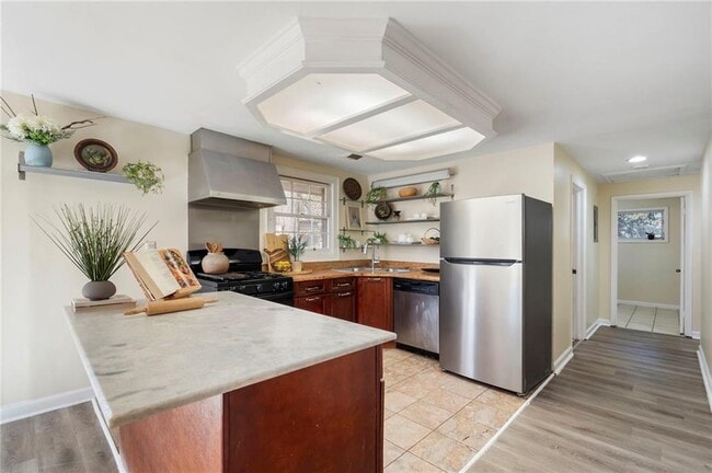 Building Photo - 2451 Warwick Cir NE