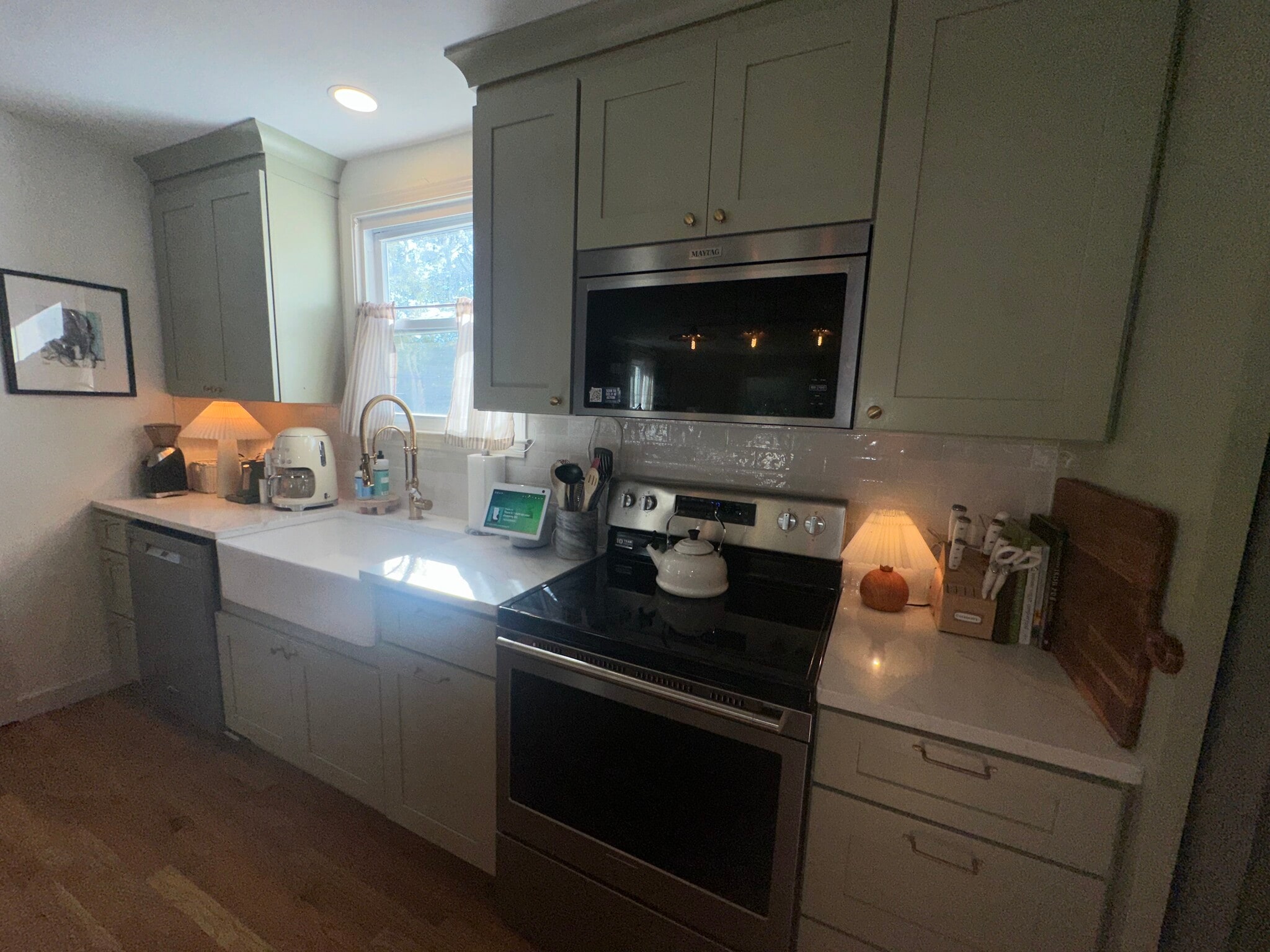 Brand new custom kitchen cabinets and appliances, farm sink. - 5623 Meadowcrest Ln