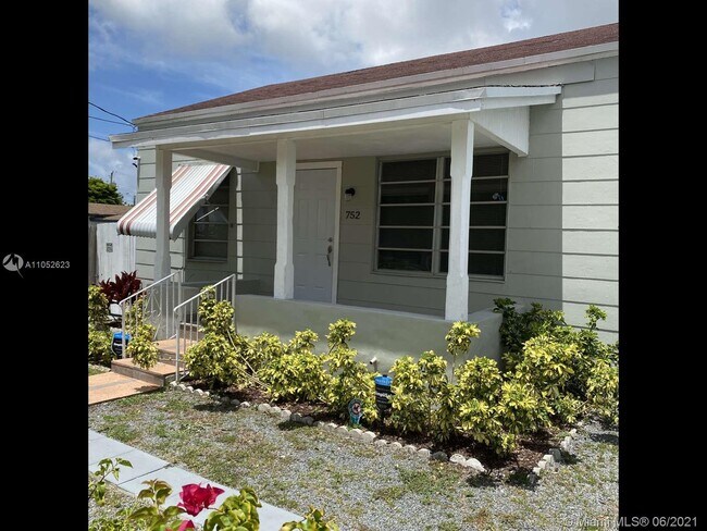 Building Photo - 752 NW 24th Ct