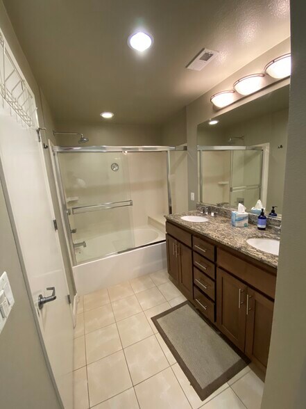 MASTER BATHROOM - 21301 Erwin St
