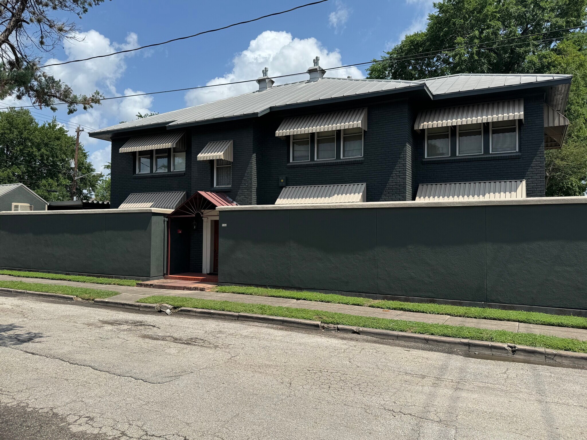 Building Photo - 906 Oakley St