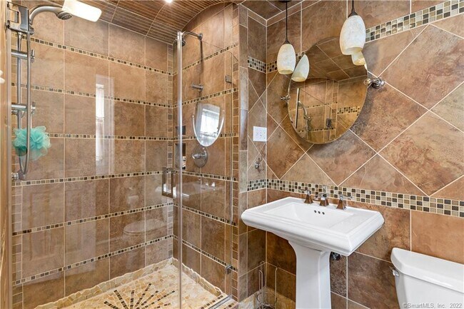 Building Photo - 4 Woodvale Rd Ext