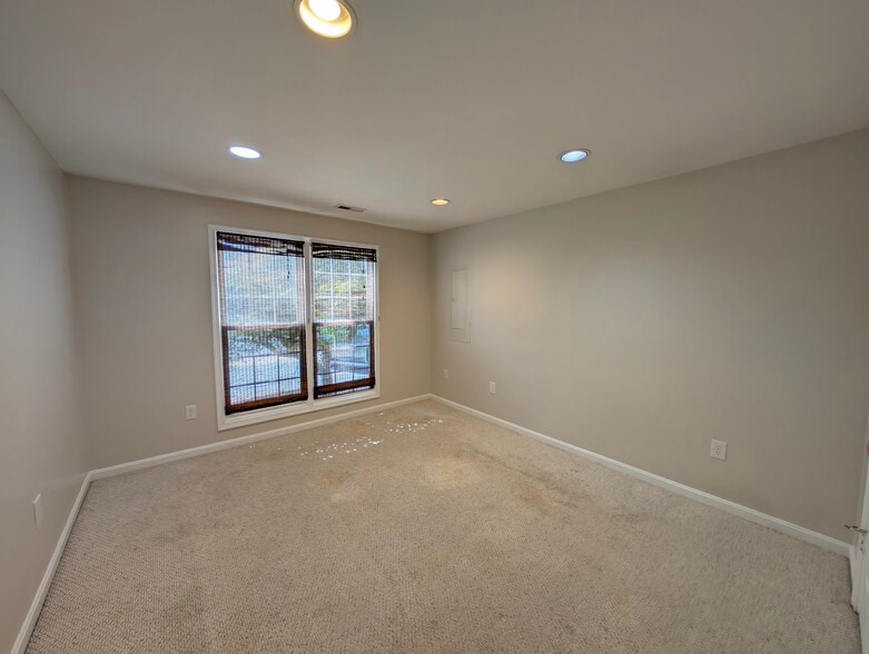 Building Photo - 212 Silver Stone Dr