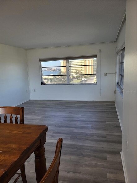 Building Photo - 4650 Cove Cir