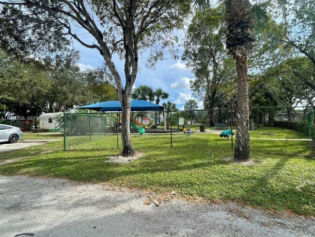 Building Photo - 4951 Wedgewood Way