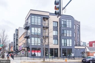 Building Photo - Stunning Contemporary two-level condominiu...