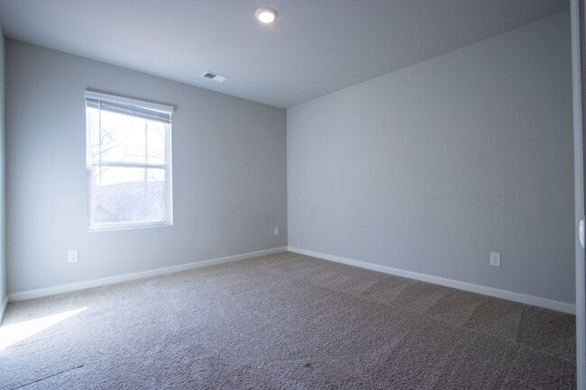 Building Photo - 325 Park W Blvd