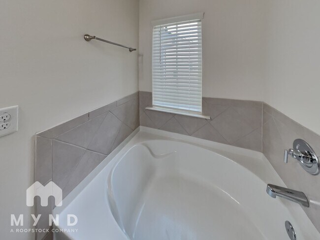 Building Photo - 4445 Newfangle Rd