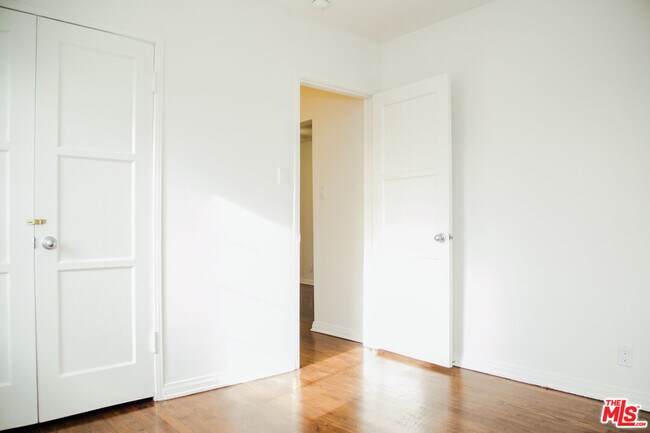 Building Photo - 521 Hollister Ave