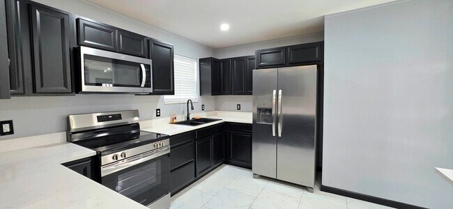 Building Photo - 600 Zeneta Ave