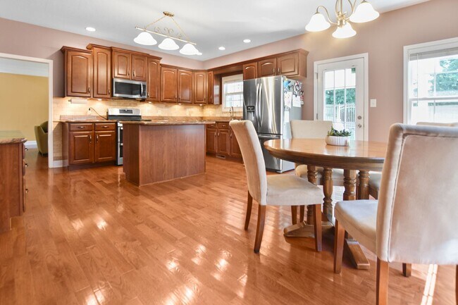 Building Photo - Pet Friendly Four Bedroom with Bonus!