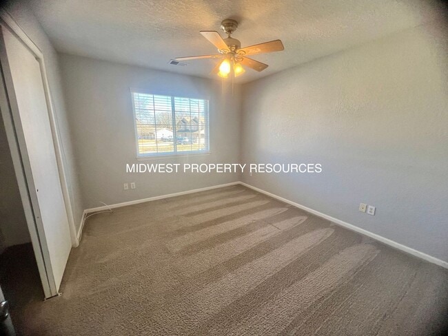Building Photo - 3 bedroom, 2.5 bath 2 car garage Townhouse