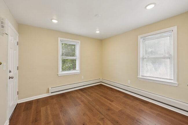 Building Photo - 325 7th St