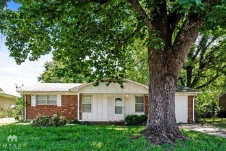 Building Photo - 14015 SW Wyandotte Dr