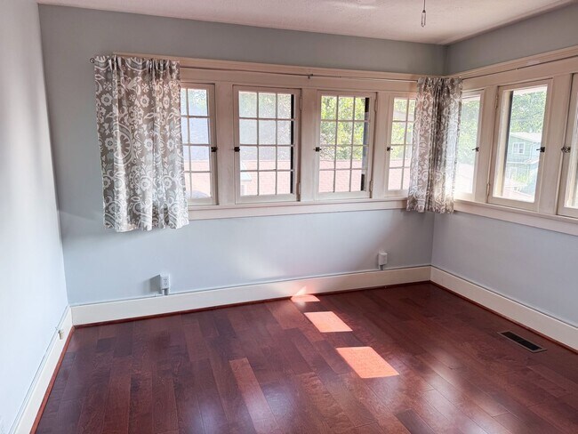 Building Photo - Historical Duplex - Spacious 3 Bedroom, 2.5 Bath Duplex with fenced in private patio.