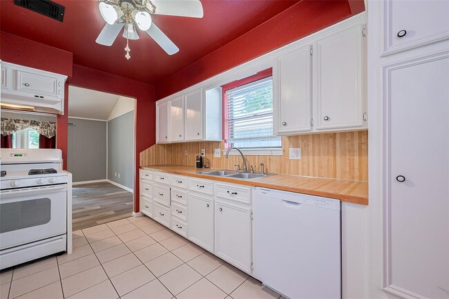 Building Photo - 2762 Foliage Green Dr