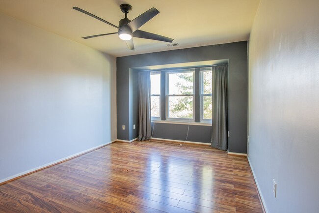 Building Photo - Charming Lower Ground Condo 2 BR/2 BA in E...