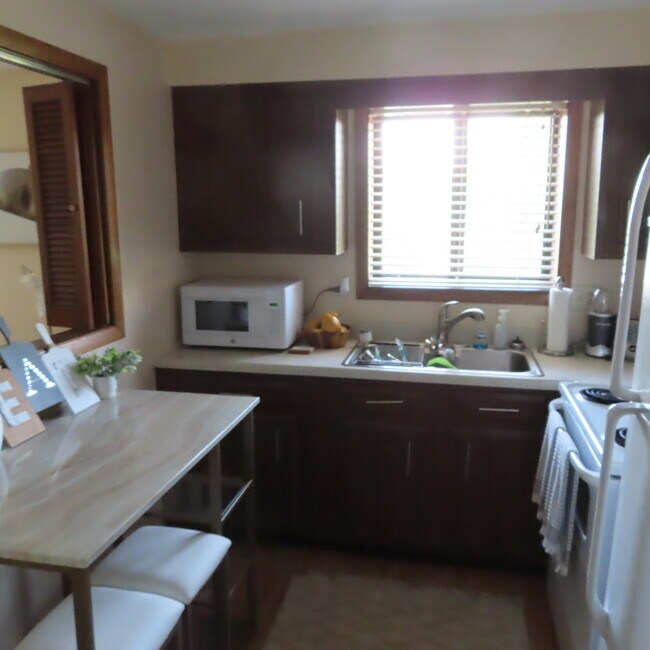 Building Photo - 2325 N Neva Ave