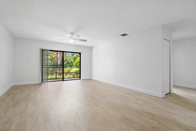 Building Photo - 9405 Dundee Dr