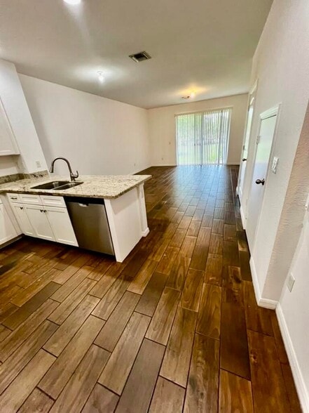 Building Photo - 1129 Vermilion Dr