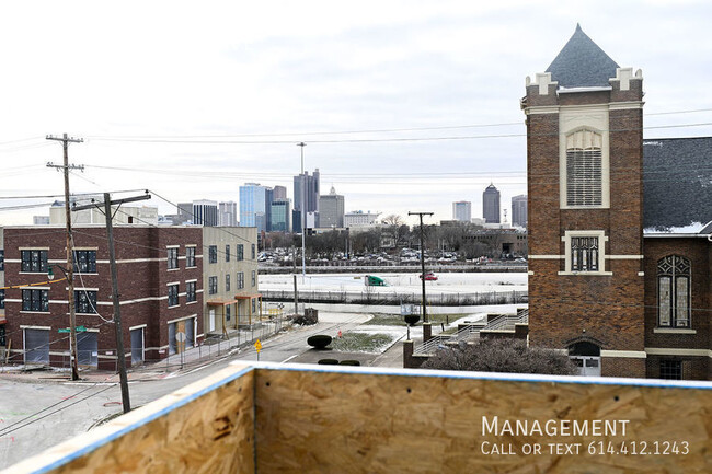 Building Photo - Beautiful Townhome With a Rooftop Deck and...