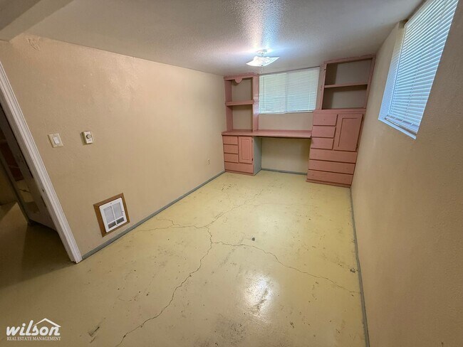 Building Photo - Large 3bd/1.5ba House in Selah, WA with a ...