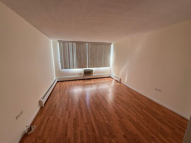 Building Photo - 8809 W Golf Rd