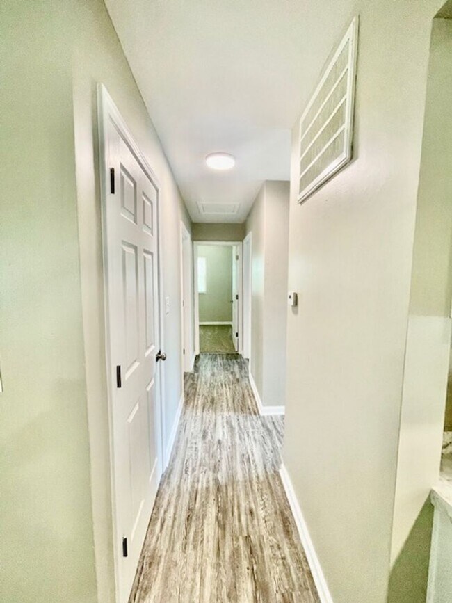 Building Photo - Spacious 5 Bedroom 2 Bath. This Home is Located in the Smallwood Community.