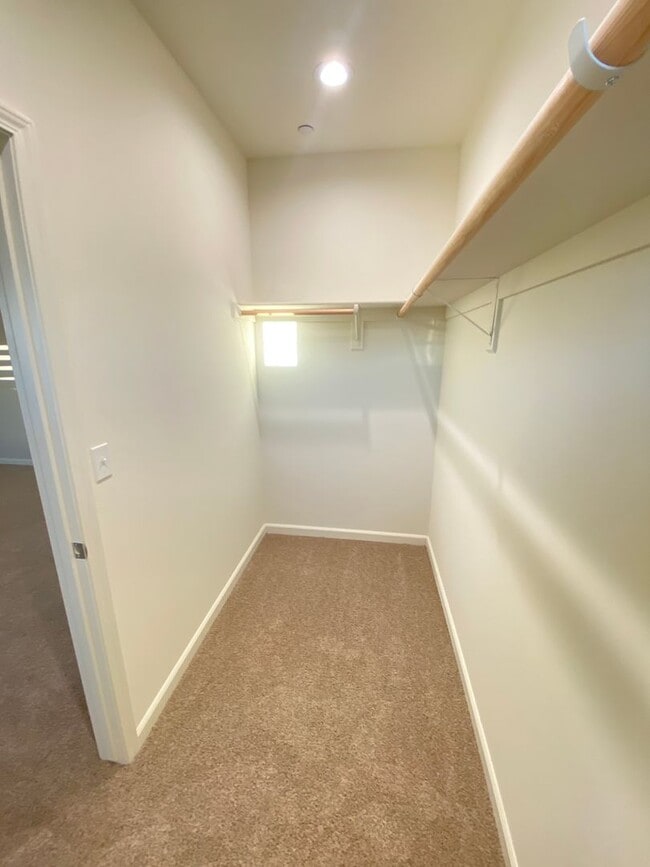 Building Photo - Modern 4-Bedroom Home in Northeast Bakersfield