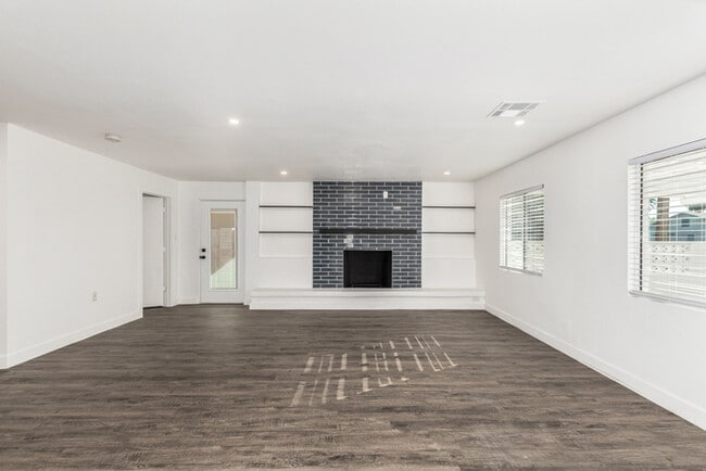 Building Photo - Amazing 3 bed 2 bath home with large backyard