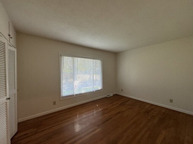 Building Photo - 201 Livingston Dr