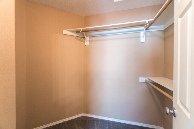 Building Photo - Beautiful Bethany 3 Bedroom Near Parks & Schools!