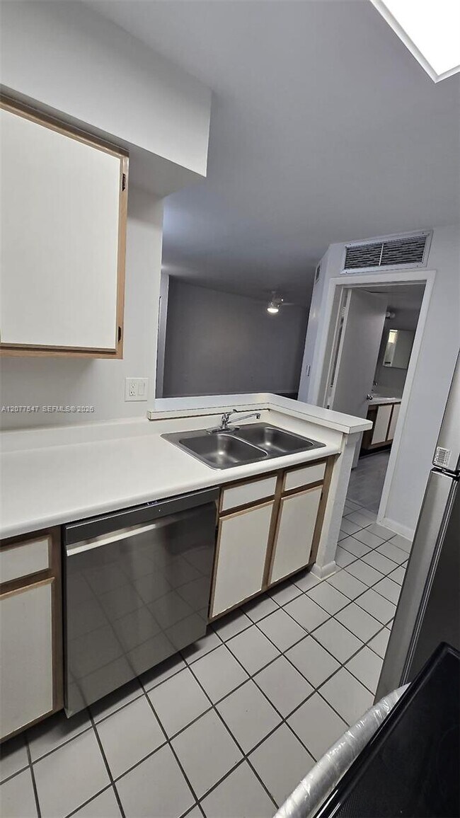Building Photo - 2881 N Oakland Forest Dr