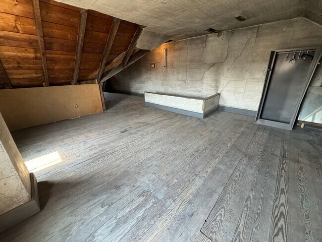 Building Photo - THREE BEDROOM/ONE BATH TWIN