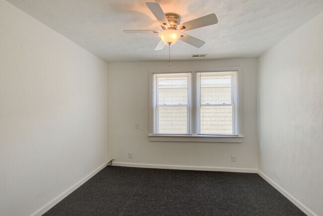 Building Photo - 6 Bed, 1.5 Bath Home in Granby School Dist...