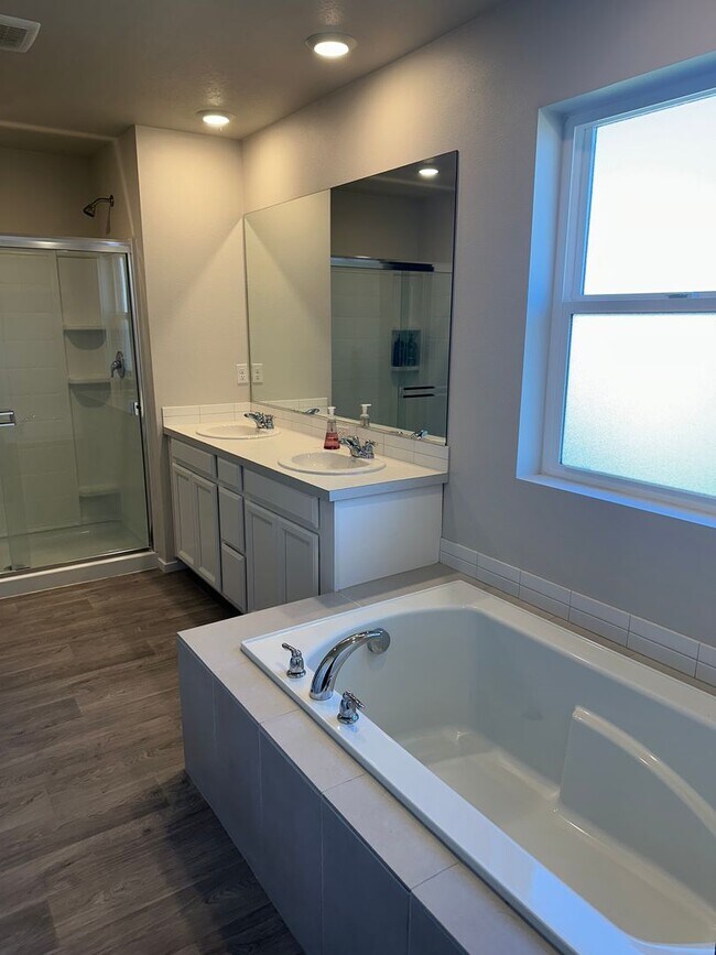Building Photo - Pet friendly 4 bedroom 2.5 bath house!
