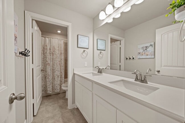 Building Photo - 127 Clearwater Ct